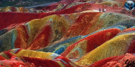 Это уникальное геологическое явление, известное как Danxia landform. Такие явления можно наблюдать в нескольких местах в Китае.  